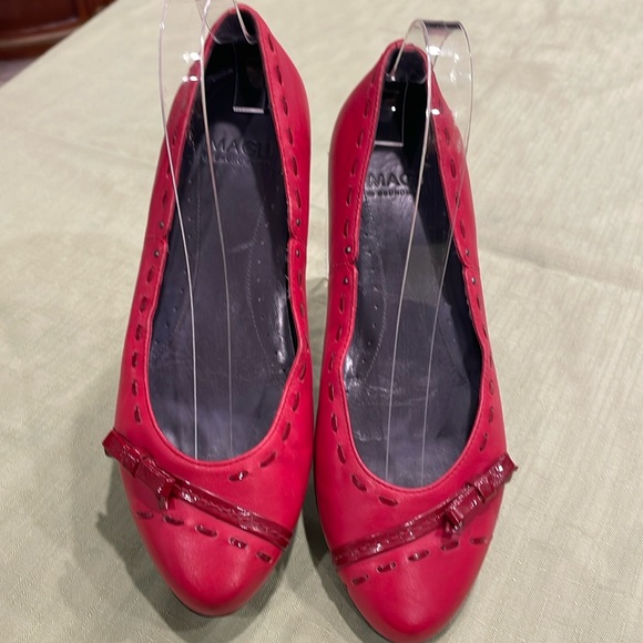 Bruno Magli red flats. Rubber soles and weaved patent bow accent. Nice Sz 37. - Picture 1 of 14